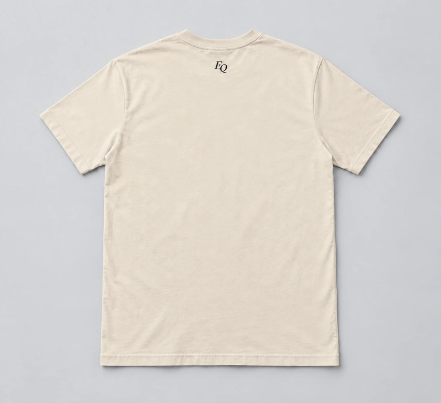 ENRIQ Atelier Signature Tee Bone – achterkant flatlay met klein EQ-neklogo (AI-visualisatie)