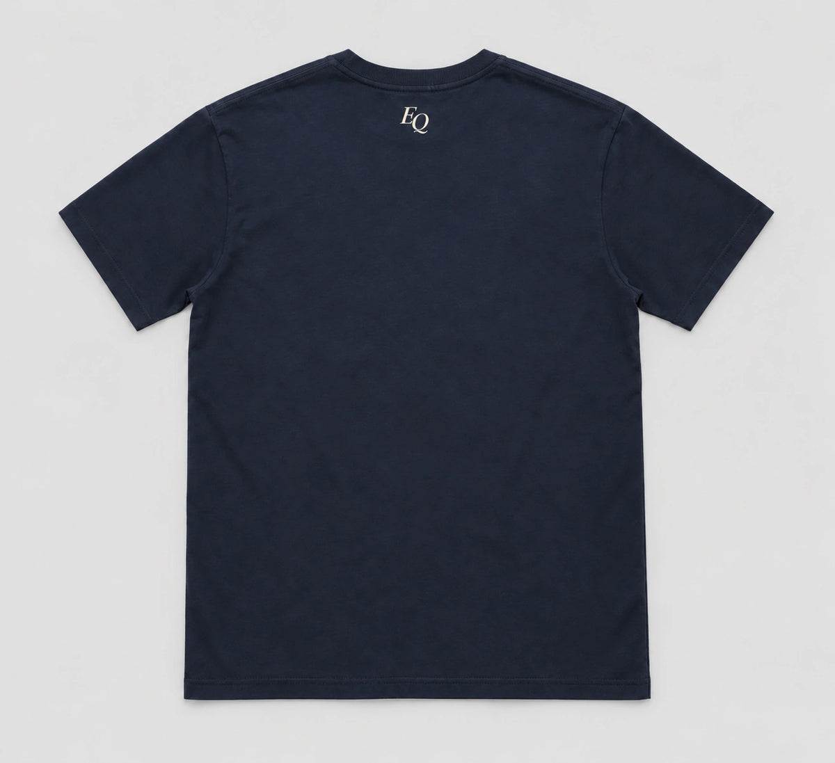 ENRIQ Atelier Signature Tee Navy – achterkant flatlay met klein EQ-neklogo (AI-visualisatie)