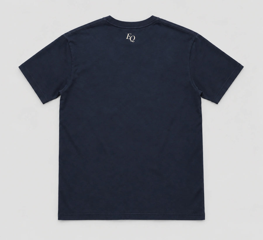 ENRIQ Atelier Signature Tee Navy – achterkant flatlay met klein EQ-neklogo (AI-visualisatie)
