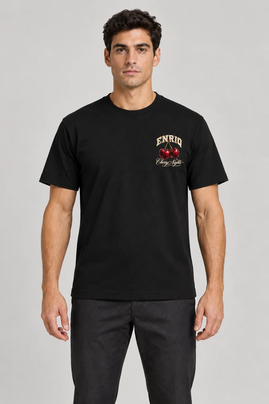 ENRIQ Cherry Nights Tee Black – op model met Cherry Nights-kersenborstlogo (AI-visualisatie)