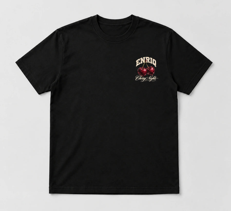 ENRIQ Cherry Nights Tee Black – flatlay met Cherry Nights-kersenborstlogo (AI-visualisatie)