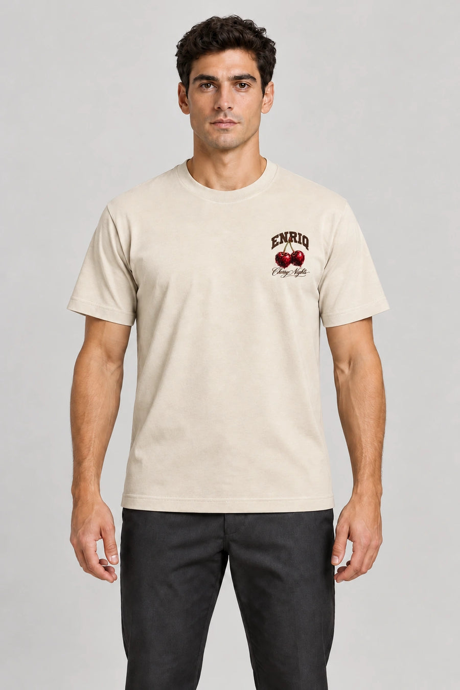 ENRIQ Cherry Nights Tee Bone – op model met Cherry Nights-kersenborstlogo (AI-visualisatie)