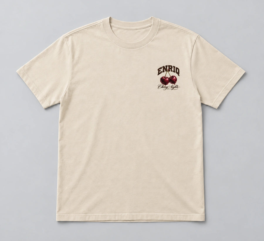 ENRIQ Cherry Nights Tee Bone – flatlay met Cherry Nights-kersenborstlogo (AI-visualisatie)