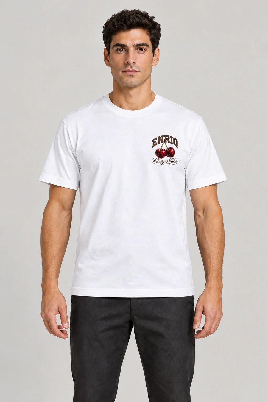 ENRIQ Cherry Nights Tee White – op model met Cherry Nights-kersenborstlogo (AI-visualisatie)