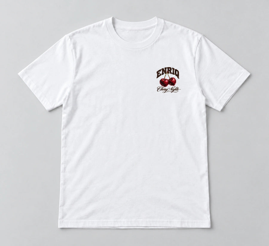 ENRIQ Cherry Nights Tee White – flatlay met Cherry Nights-kersenborstlogo (AI-visualisatie)