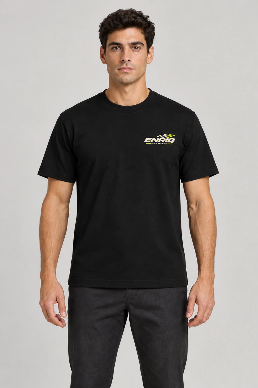 ENRIQ Club Archive Black – voorkant op model (AI-visualisatie) met motorsport-borstlogo