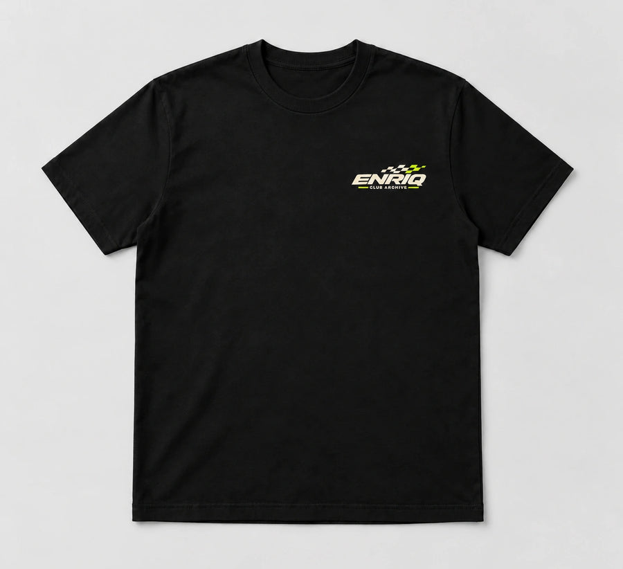 ENRIQ Club Archive Black – voorkant studio met motorsport-borstlogo
