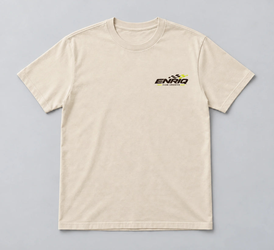 ENRIQ Club Archive Bone – voorkant studio met motorsport-borstlogo