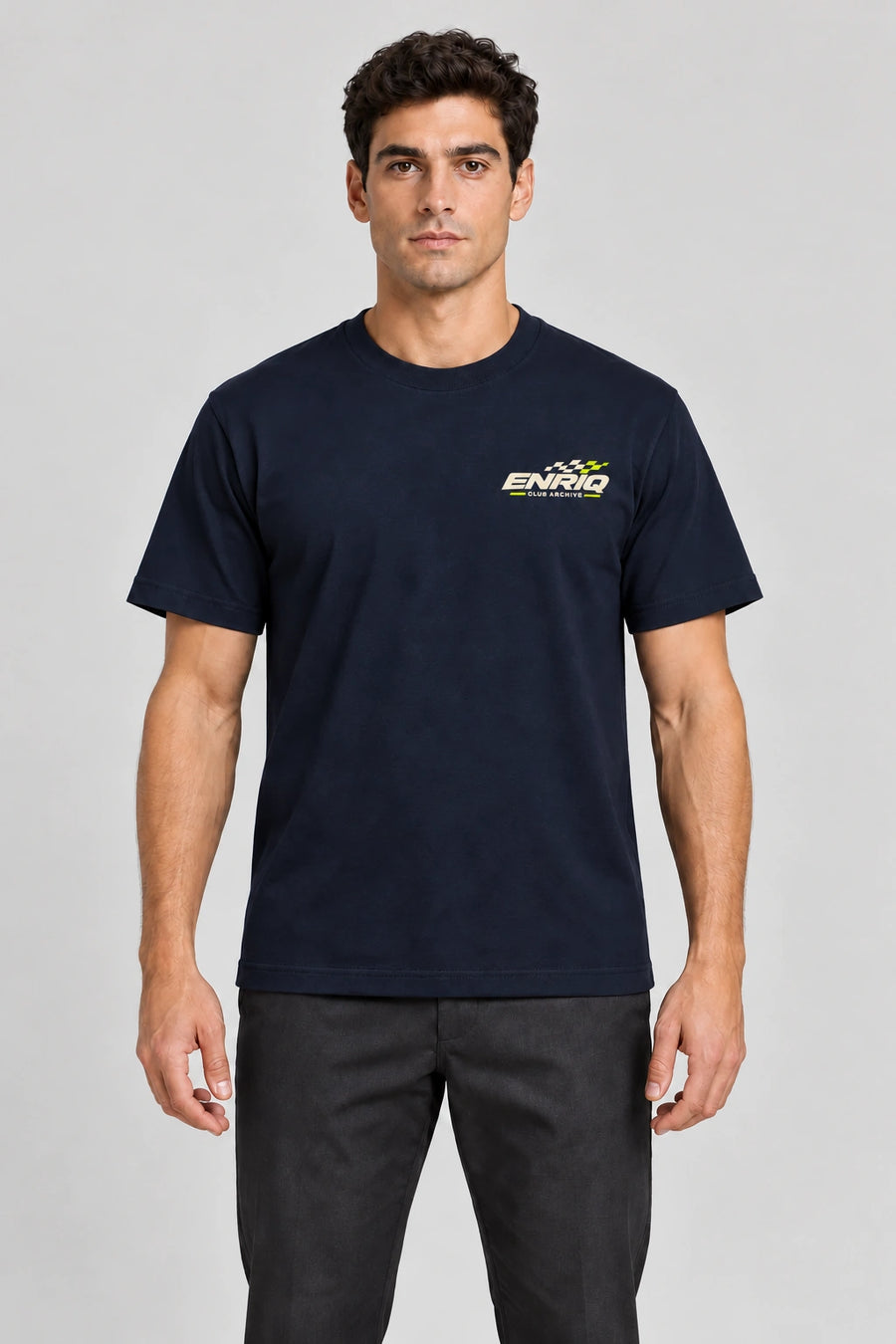 ENRIQ Club Archive Navy – voorkant op model (AI-visualisatie) met motorsport-borstlogo