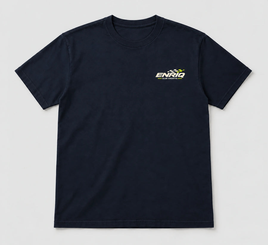 ENRIQ Club Archive Navy – voorkant studio met motorsport-borstlogo