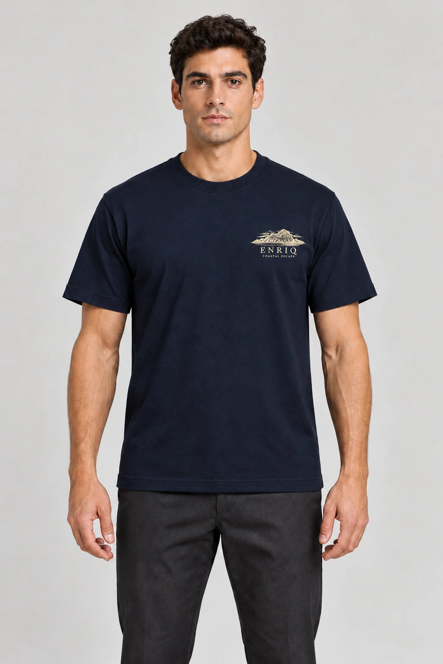 ENRIQ Coastal Escape Navy – voorkant op model (AI-visualisatie) met eiland-borstlogo