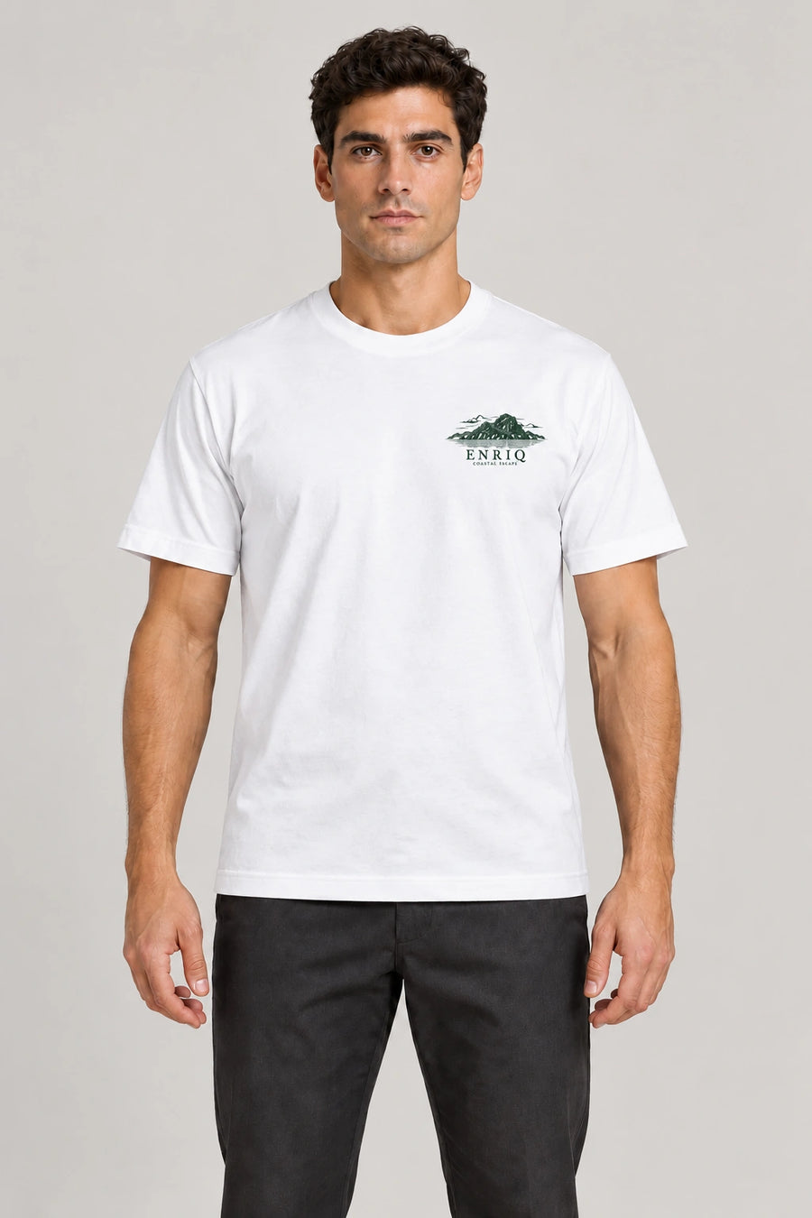 ENRIQ Coastal Escape White – voorkant op model (AI-visualisatie) met eiland-borstlogo