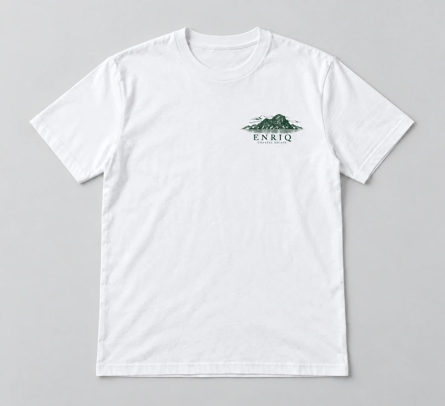 ENRIQ Coastal Escape White – voorkant studio met eiland-borstlogo
