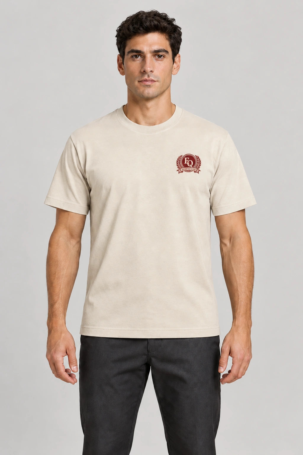ENRIQ Heritage Club Tee Bone – voorkant op model met EQ Heritage Club-borstlogo (AI-visualisatie)