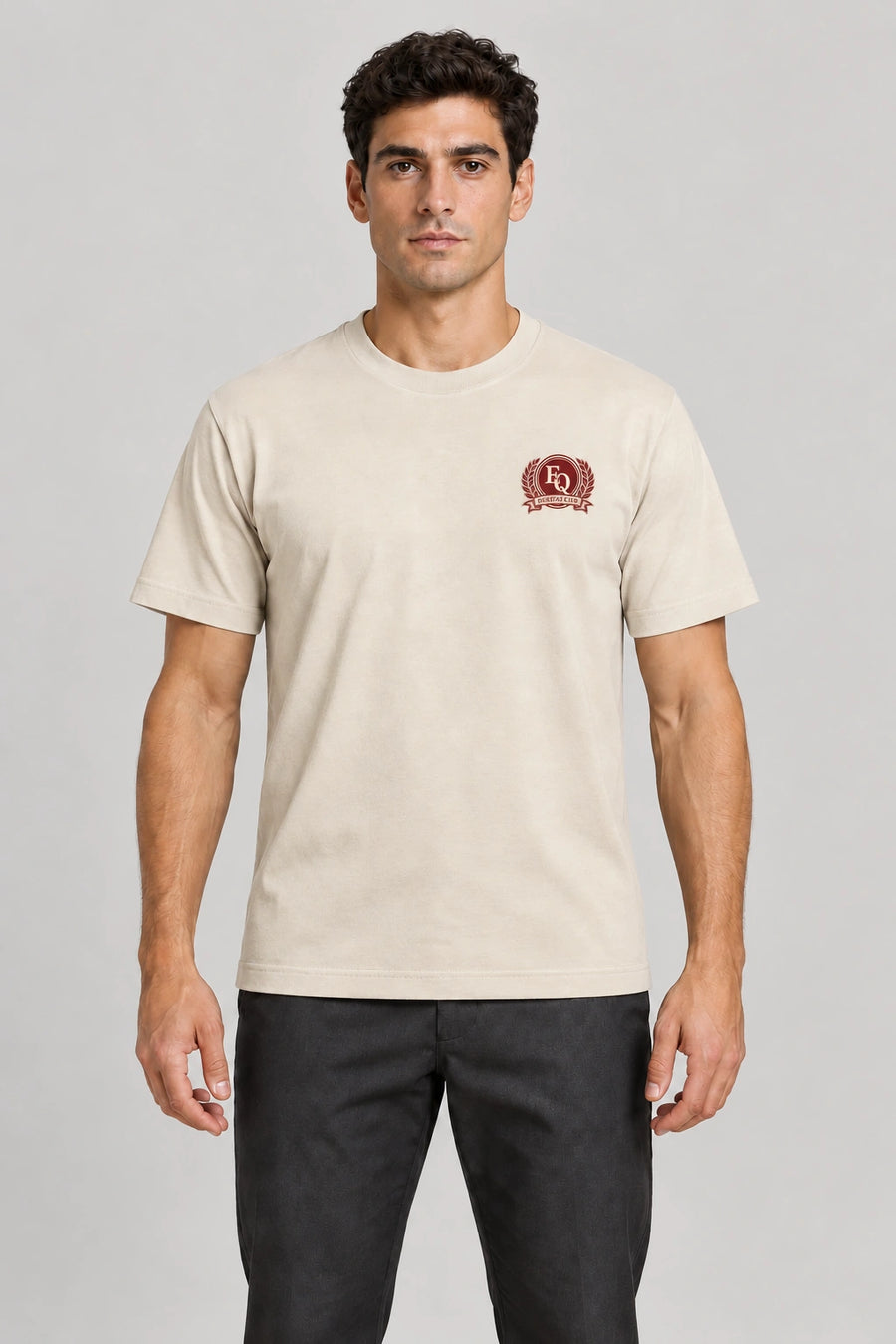 ENRIQ Heritage Club Tee Bone – voorkant op model met EQ Heritage Club-borstlogo (AI-visualisatie)