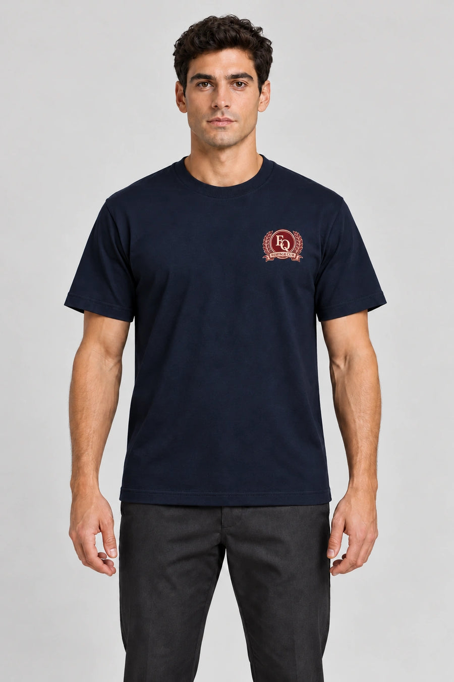 ENRIQ Heritage Club Tee Navy – voorkant op model met EQ Heritage Club-borstlogo (AI-visualisatie)