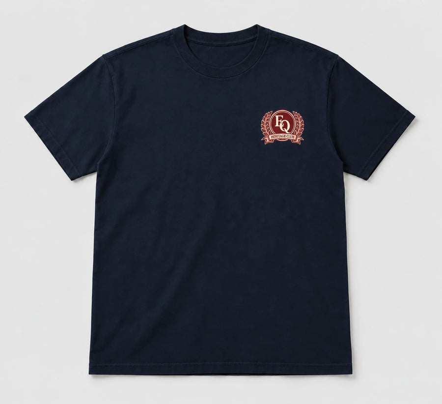 ENRIQ Heritage Club Tee Navy – flatlay voorkant met EQ Heritage Club-borstlogo (AI-visualisatie)