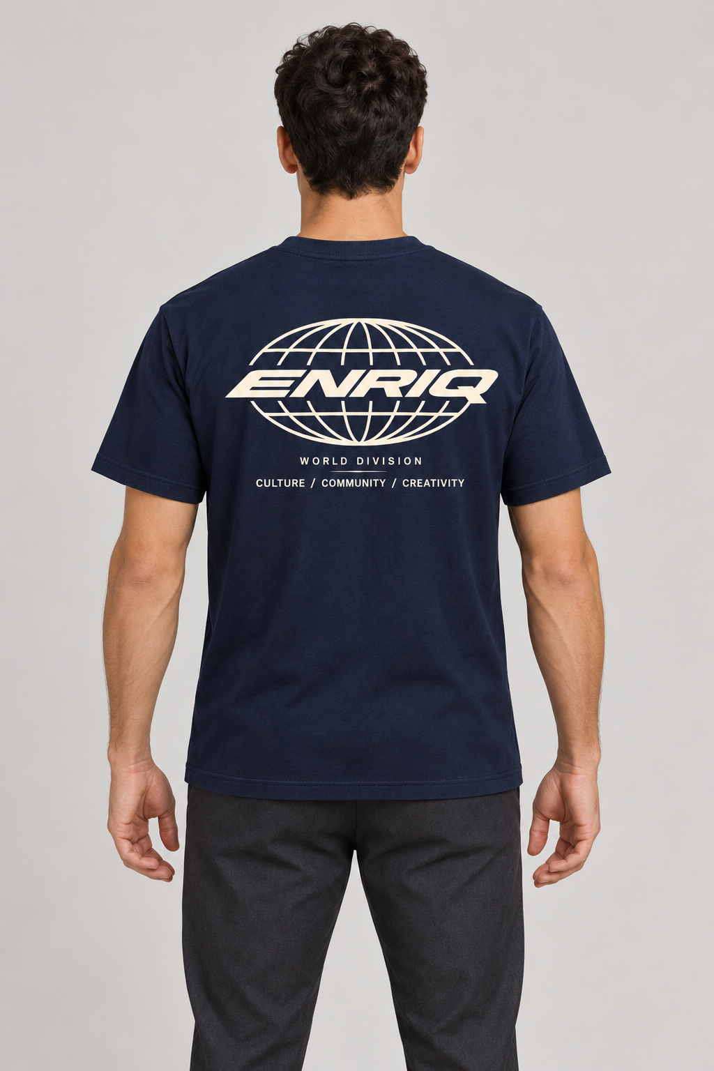 ENRIQ World Division Navy – achterkant op model (AI-visualisatie)