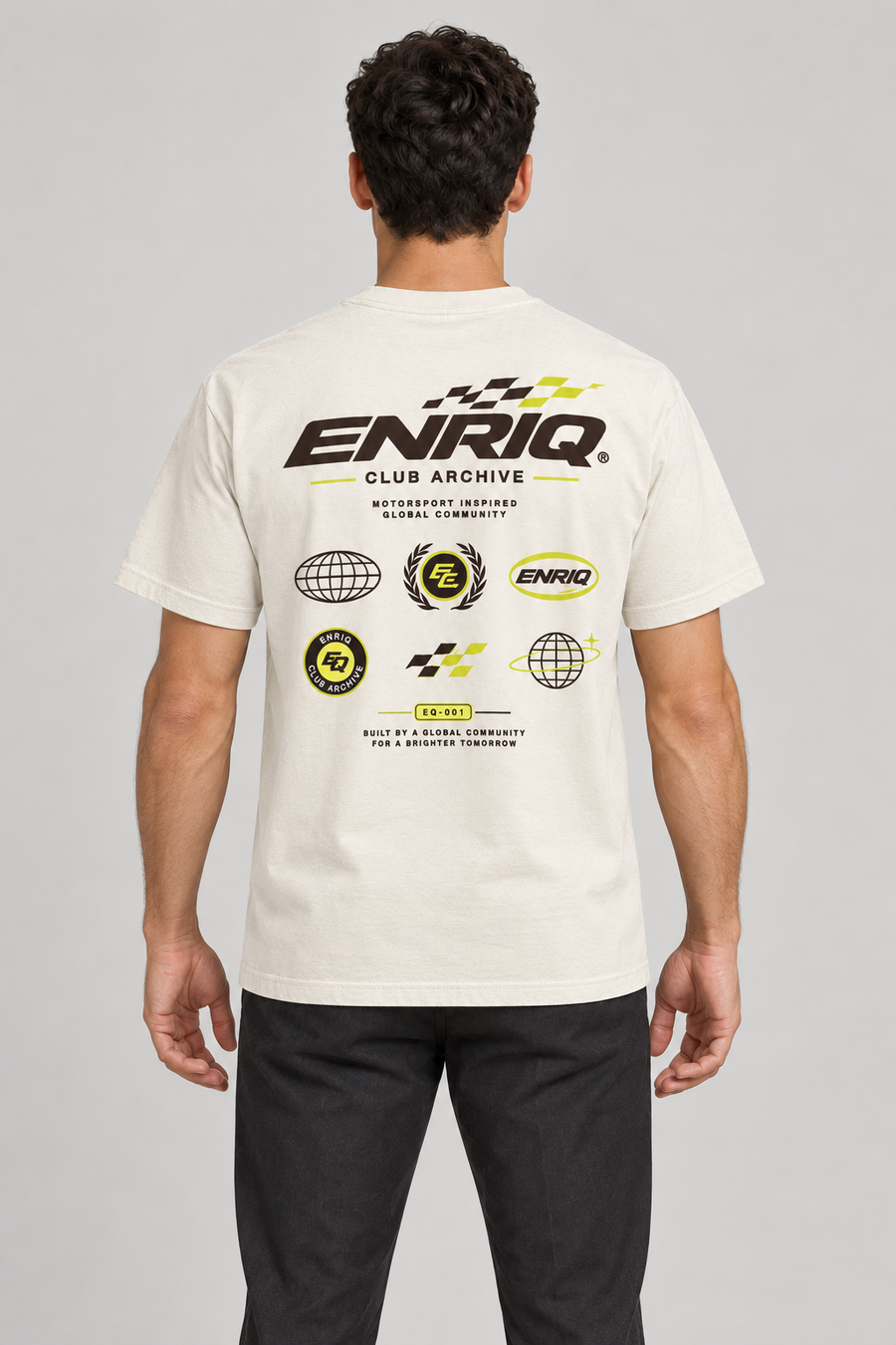 ENRIQ Club Archive Bone – achterkant op model (AI-visualisatie)