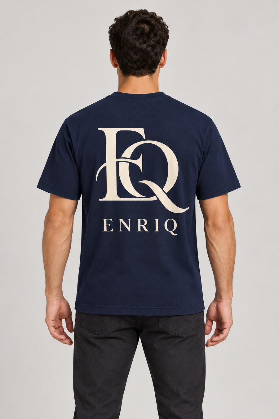 ENRIQ Sculpted Monogram Navy – achterkant op model (AI-visualisatie)