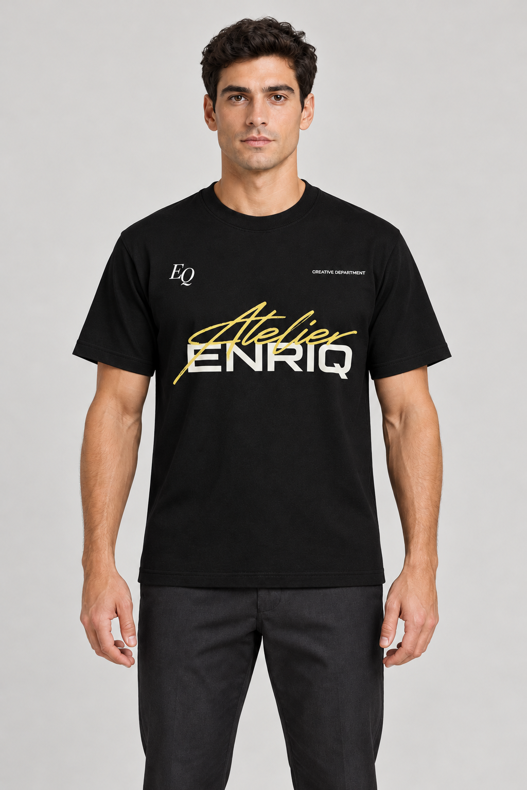 ENRIQ Atelier Signature Black – voorkant op model (AI-visualisatie)