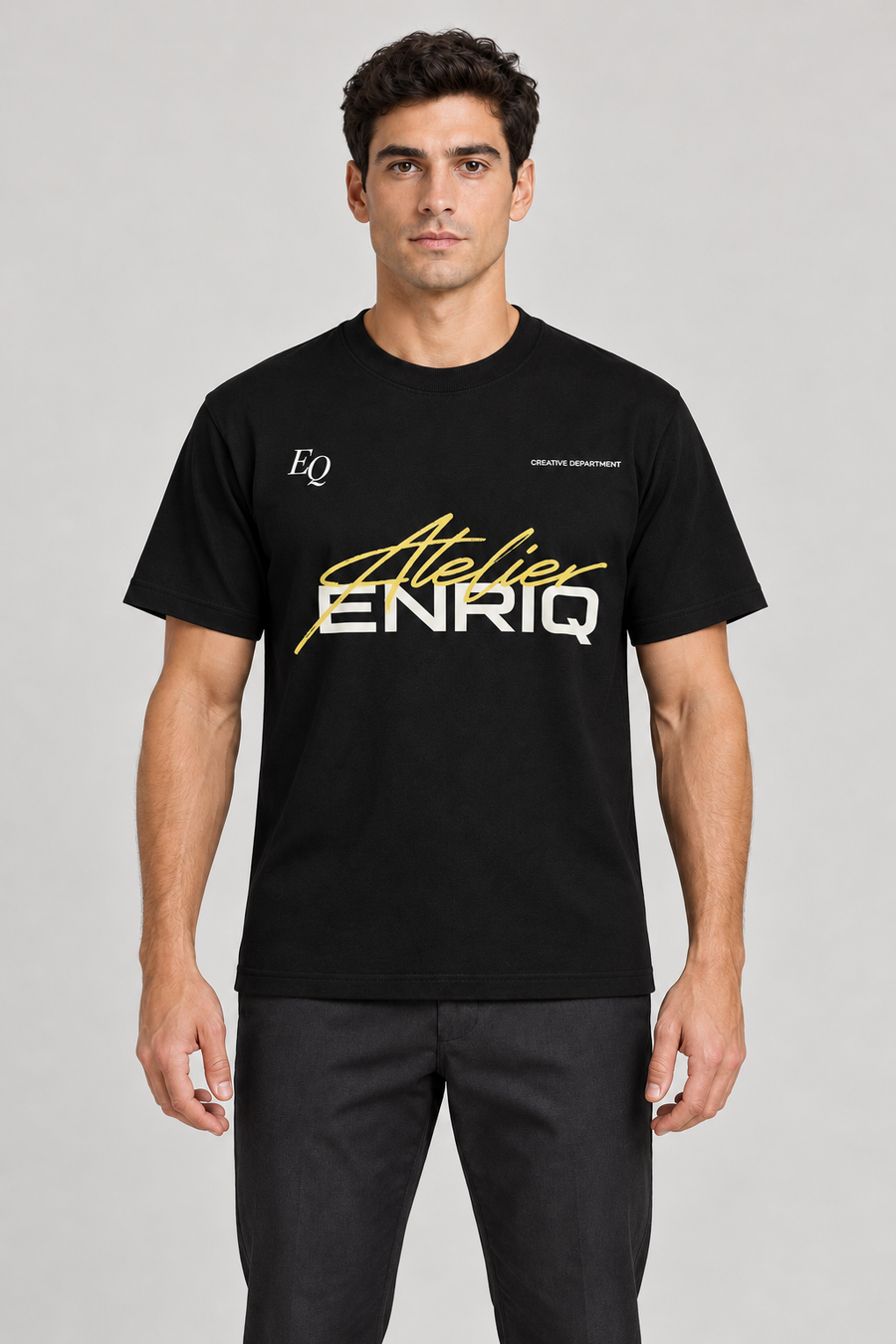 ENRIQ Atelier Signature Black – voorkant op model (AI-visualisatie)