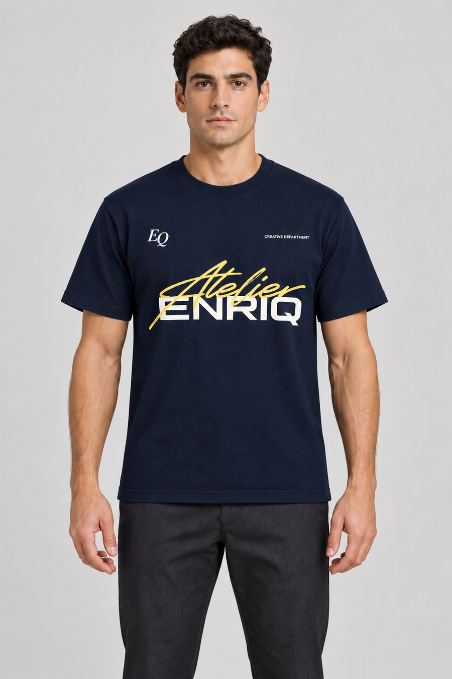 ENRIQ Atelier Signature Navy – voorkant op model (AI-visualisatie)