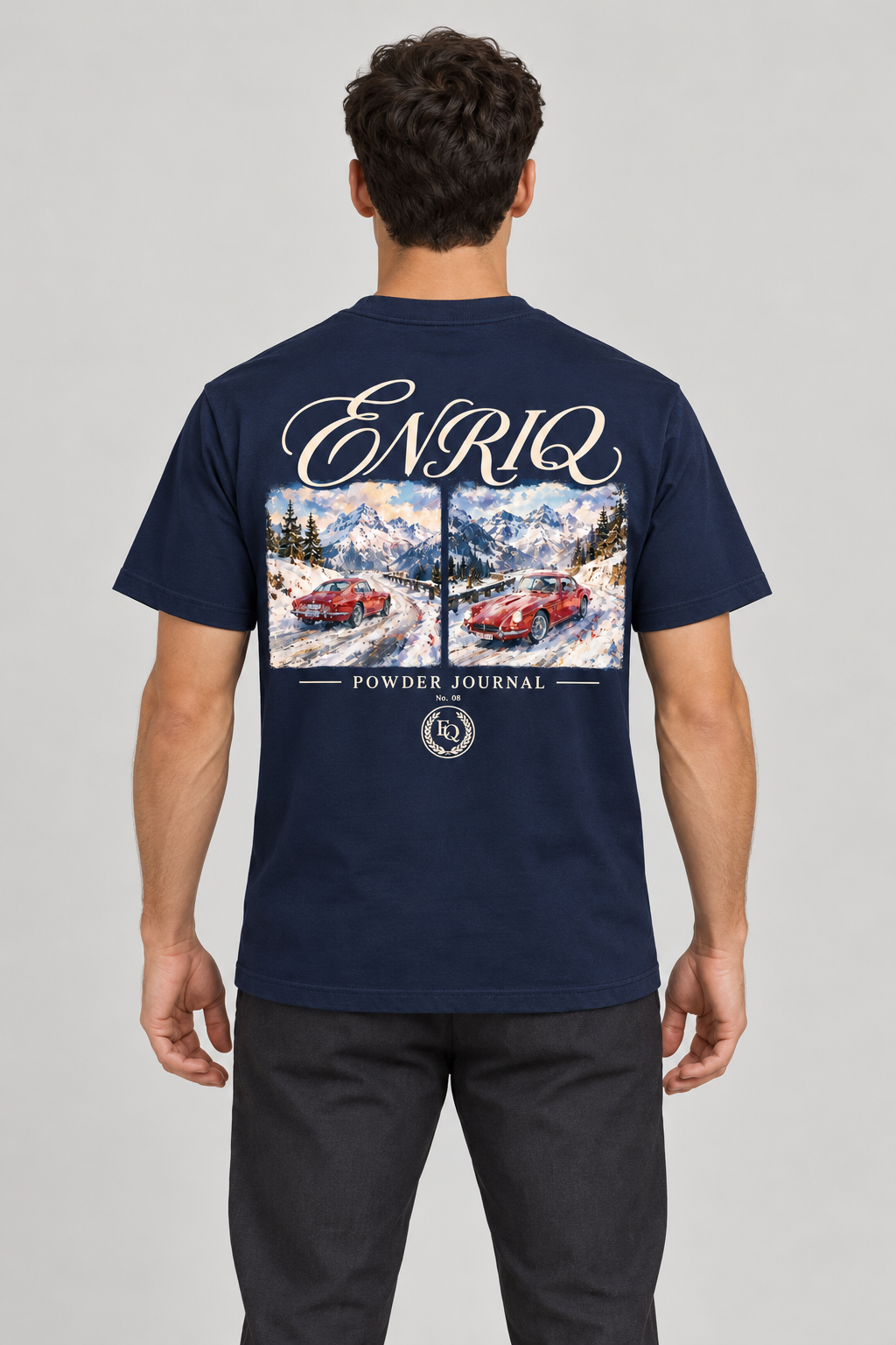 ENRIQ Powder Journal Navy – achterkant op model (AI-visualisatie)