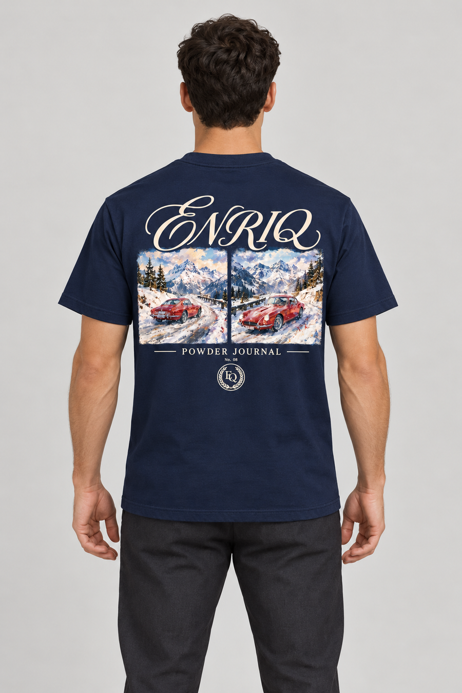 ENRIQ Powder Journal Navy – achterkant op model (AI-visualisatie)