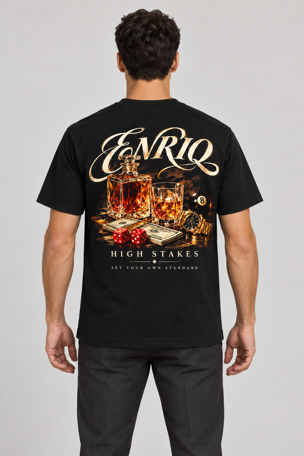 ENRIQ High Stakes Black – achterkant op model (AI-visualisatie)