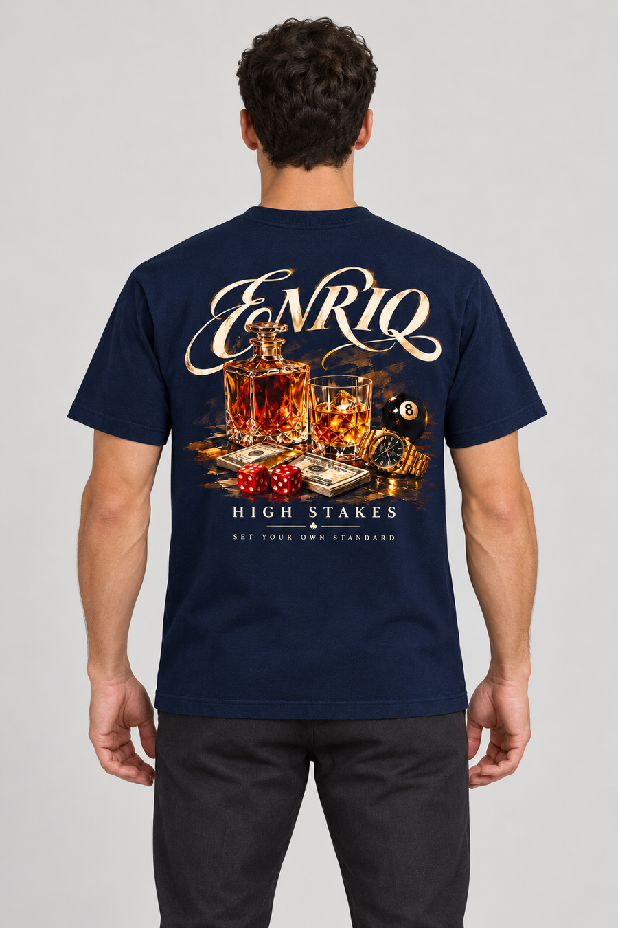 ENRIQ High Stakes Navy – achterkant op model (AI-visualisatie)