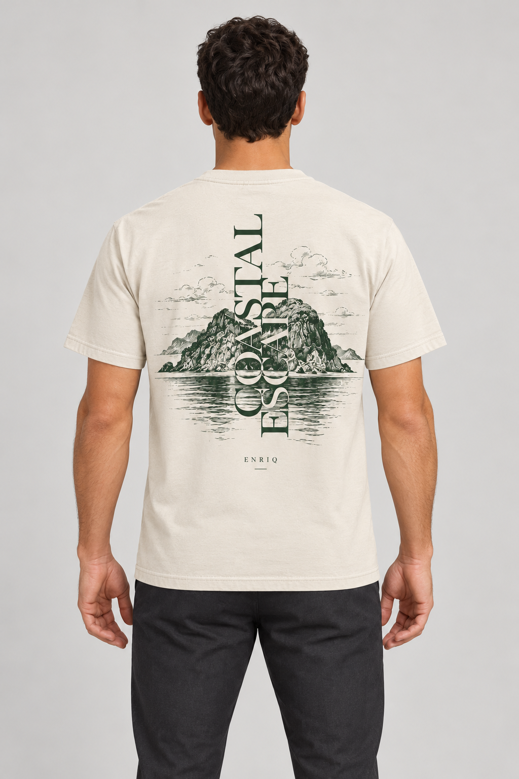 ENRIQ Coastal Escape Bone – achterkant op model (AI-visualisatie)