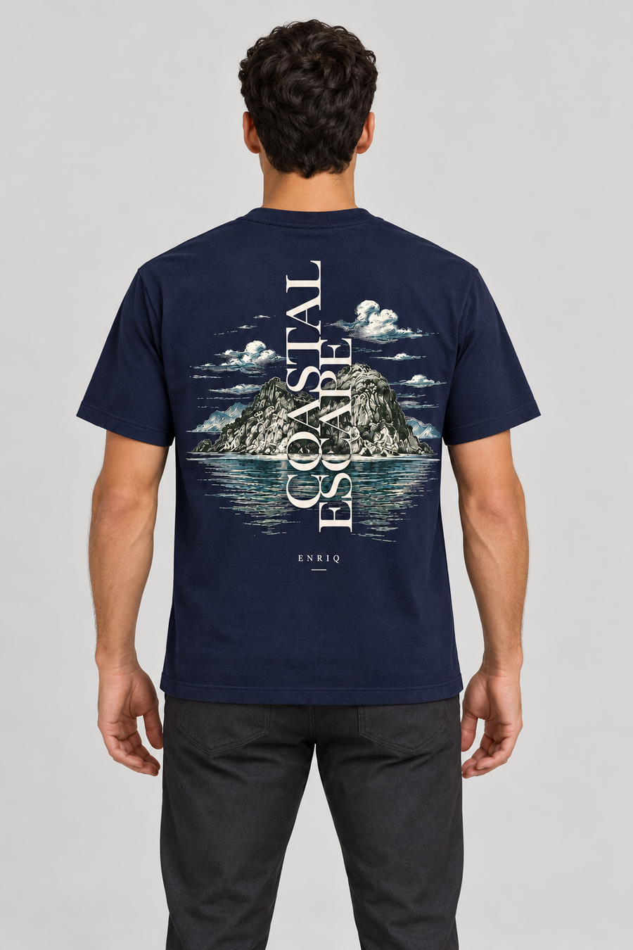 ENRIQ Coastal Escape Navy – achterkant op model (AI-visualisatie)