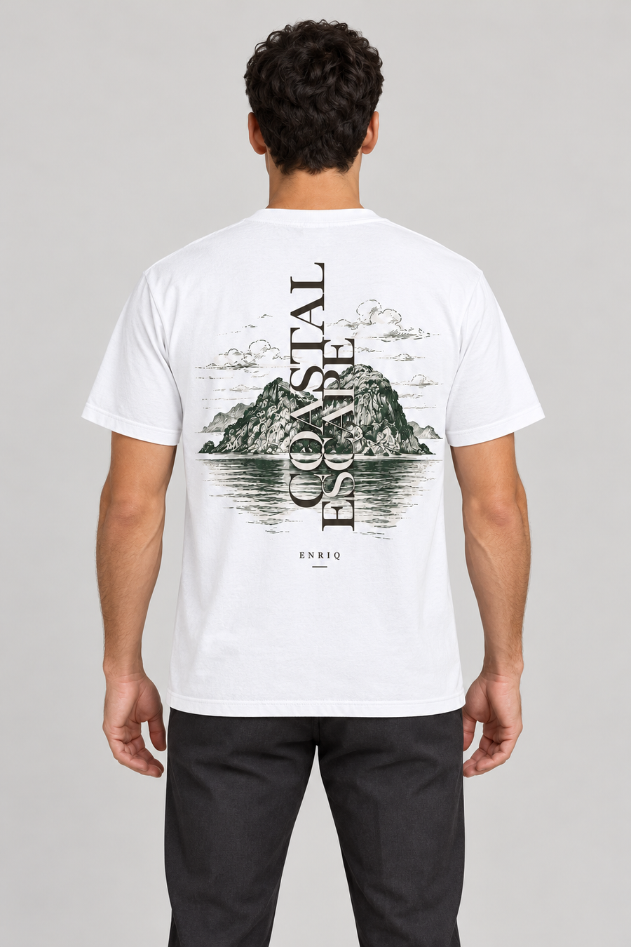 ENRIQ Coastal Escape White – achterkant op model (AI-visualisatie)