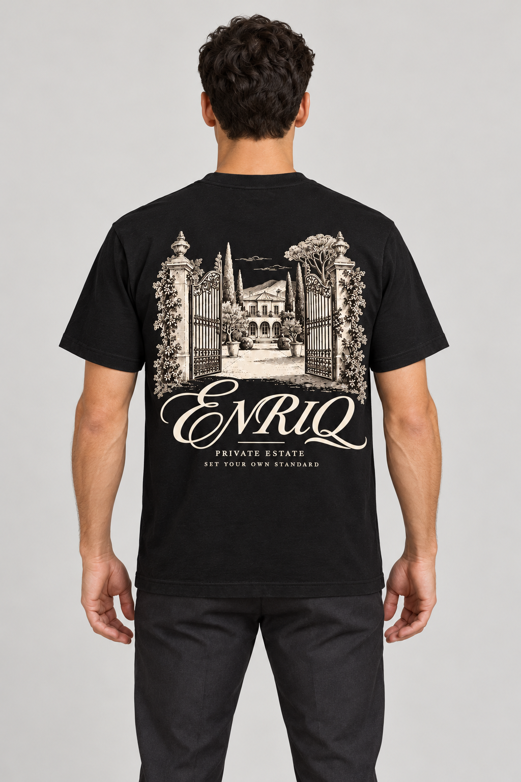 ENRIQ Private Estate Black – achterkant op model (AI-visualisatie)
