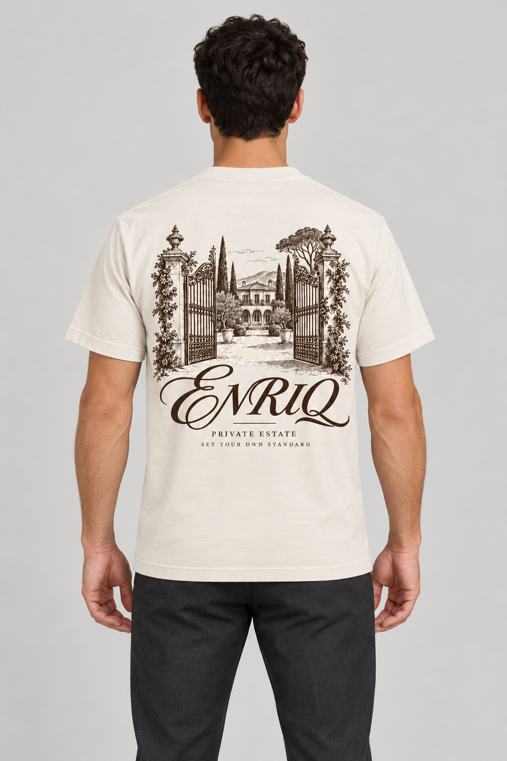 ENRIQ Private Estate Bone – achterkant op model (AI-visualisatie)