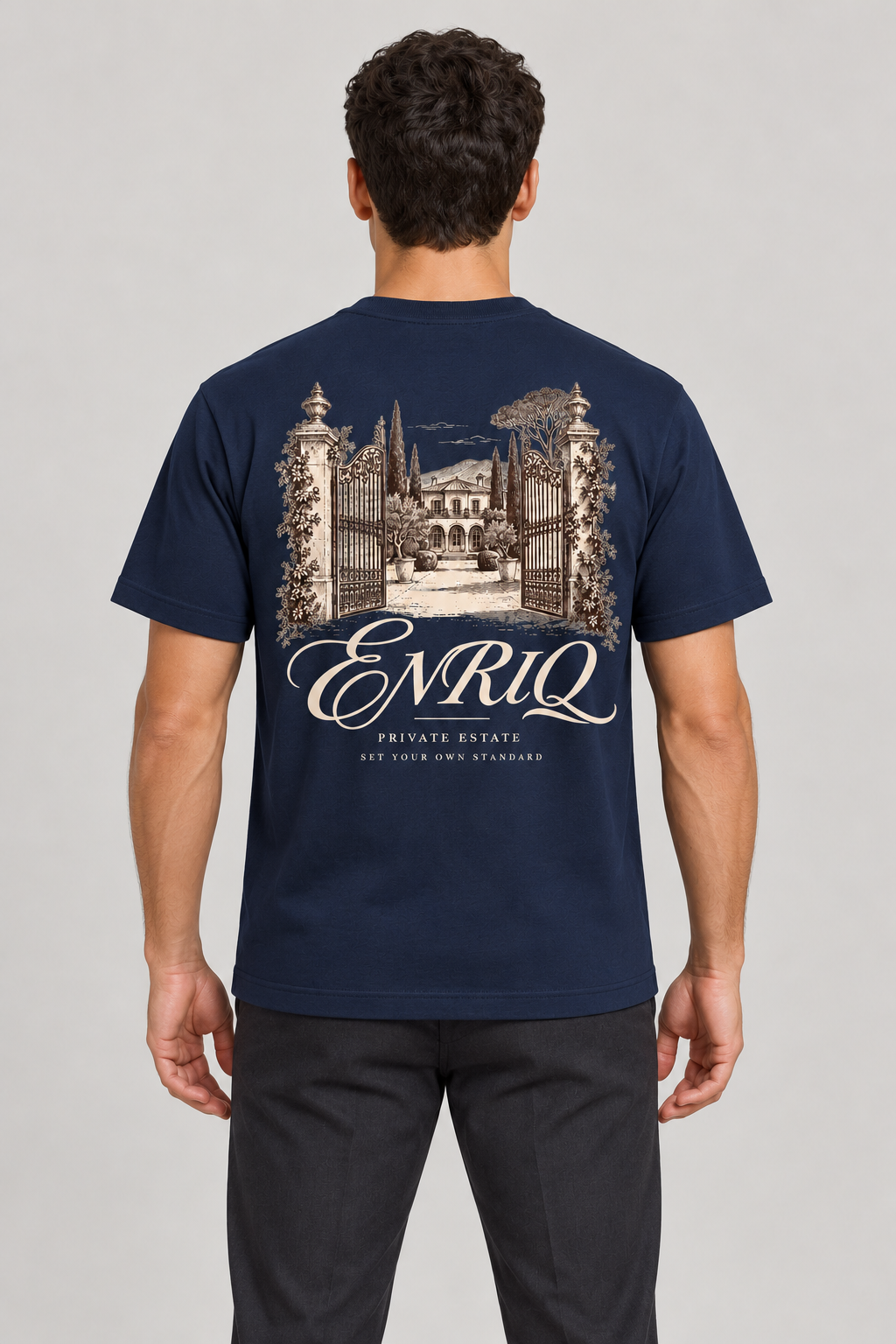 ENRIQ Private Estate Navy – achterkant op model (AI-visualisatie)