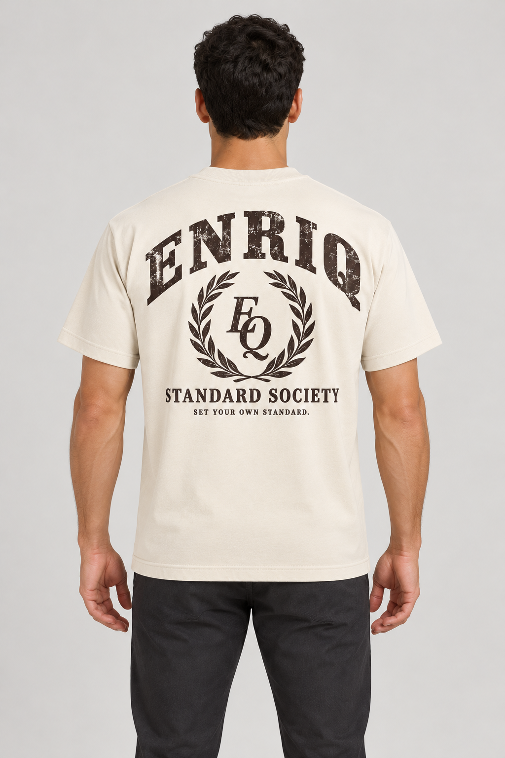 ENRIQ Standard Society Bone – achterkant op model (AI-visualisatie)