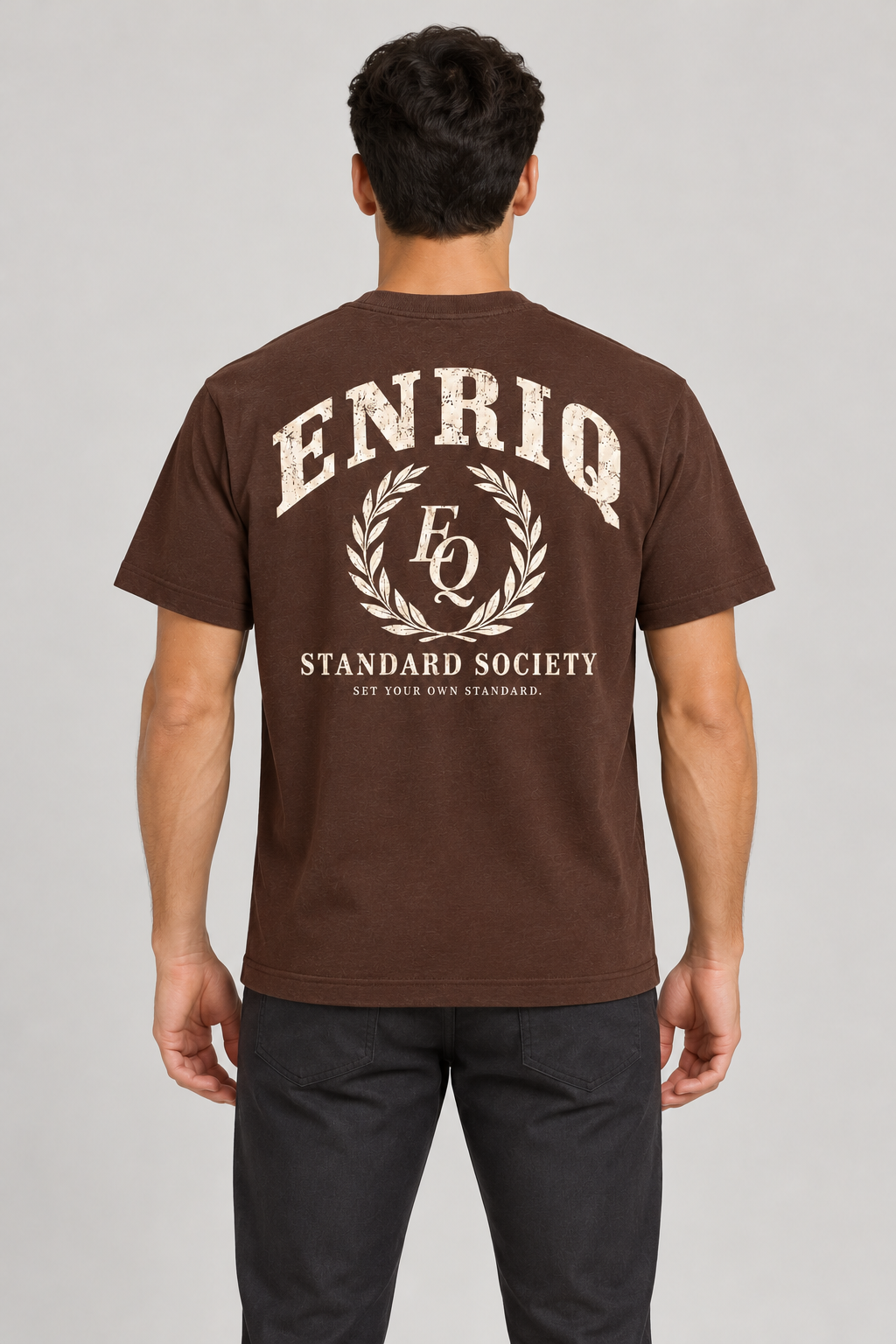 ENRIQ Standard Society Cocoa – achterkant op model (AI-visualisatie)