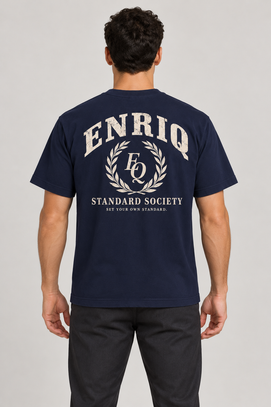 ENRIQ Standard Society Navy – achterkant op model (AI-visualisatie)