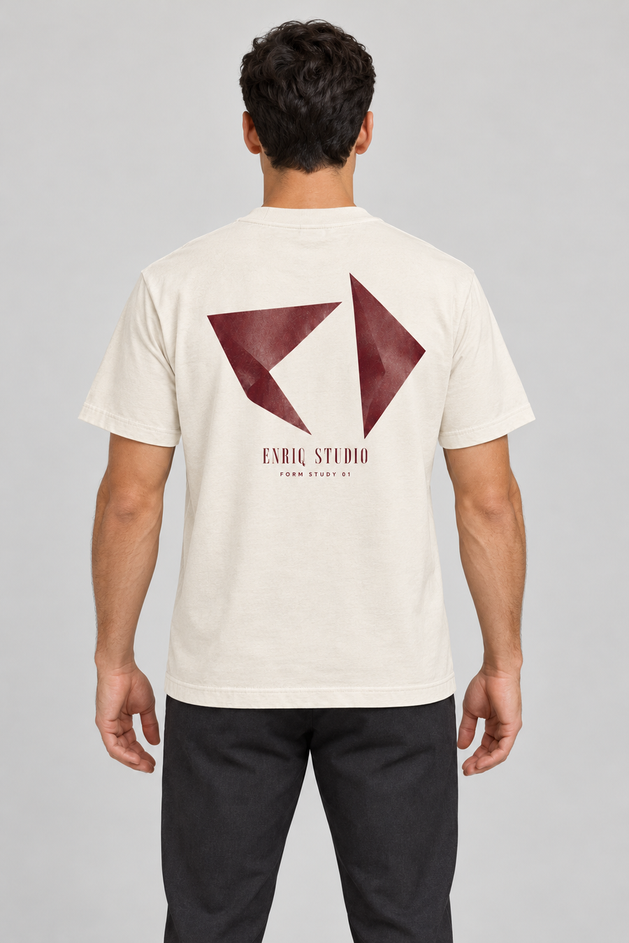 ENRIQ Form Study Bone – achterkant op model (AI-visualisatie)