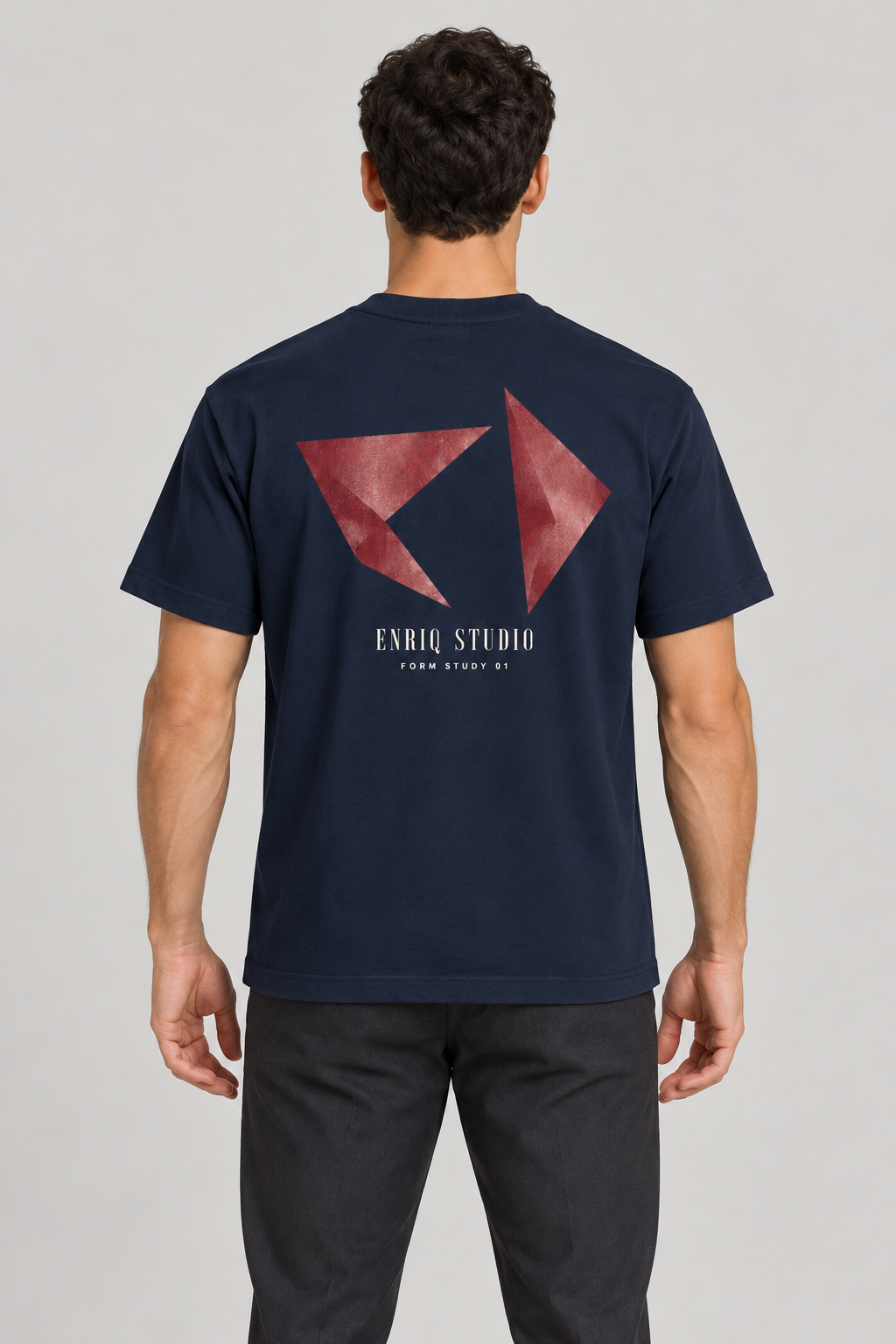 ENRIQ Form Study Navy – achterkant op model (AI-visualisatie)
