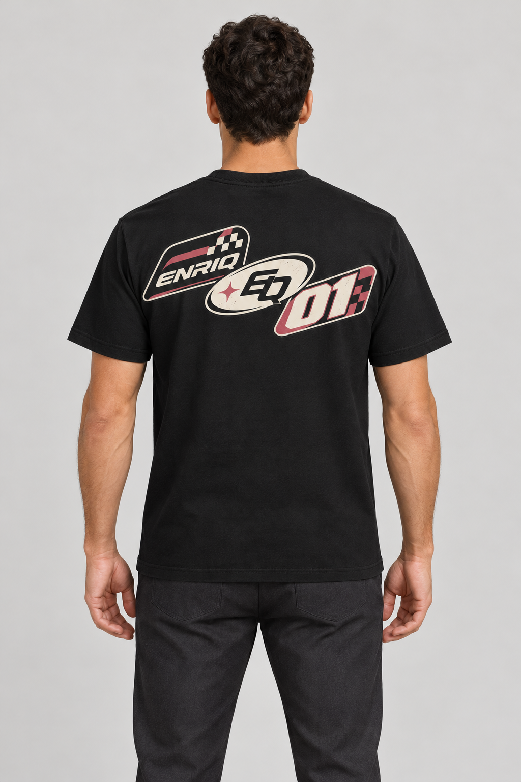 ENRIQ Racing Insignia Black – achterkant op model (AI-visualisatie)