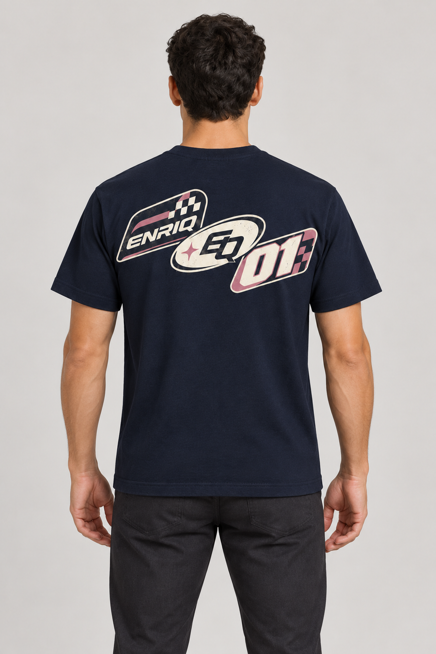 ENRIQ Racing Insignia Navy – achterkant op model (AI-visualisatie)