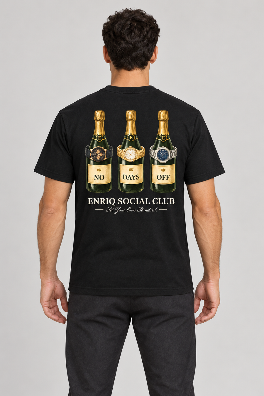 ENRIQ No Days Off Black – achterkant op model (AI-visualisatie)
