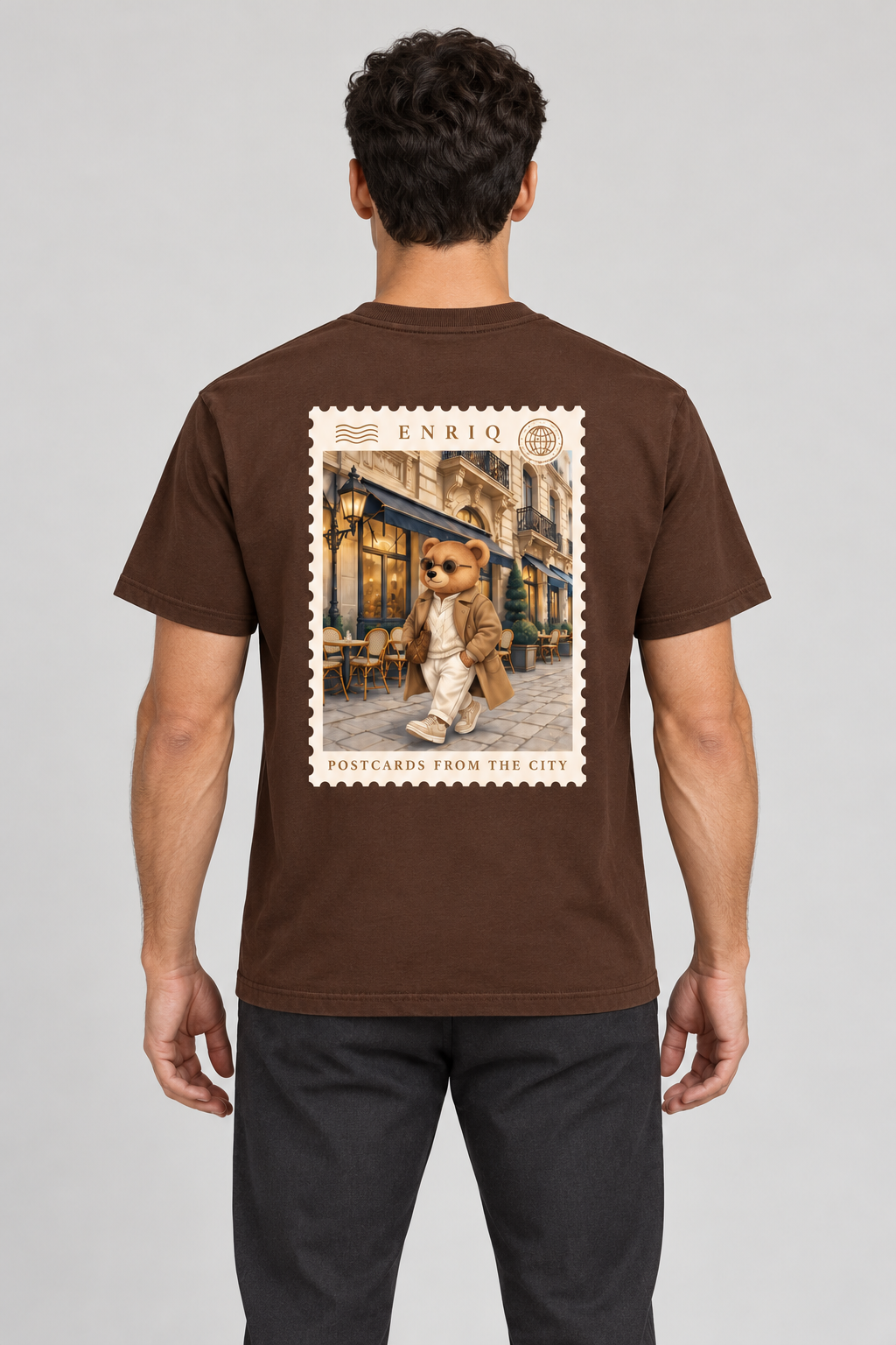 ENRIQ City Stamp Cocoa – achterkant op model (AI-visualisatie)