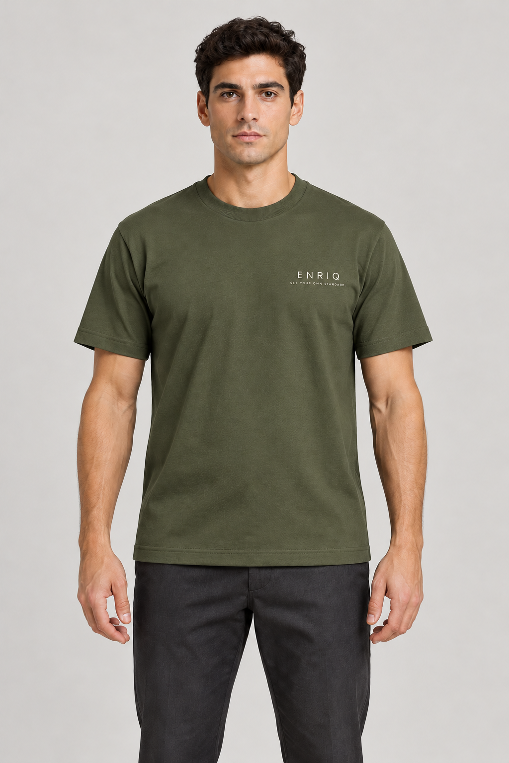 ENRIQ basic-fit T-shirt Army – voorkant op model (AI-visualisatie)