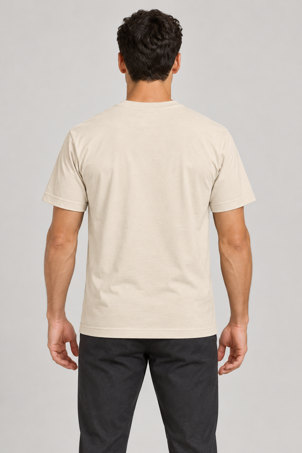 ENRIQ basic-fit T-shirt Bone – achterkant op model (AI-visualisatie)