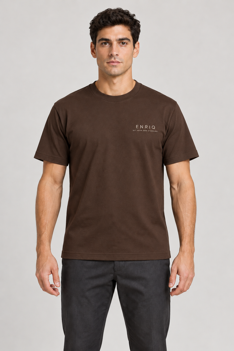 ENRIQ basic-fit T-shirt Cocoa – voorkant op model (AI-visualisatie)