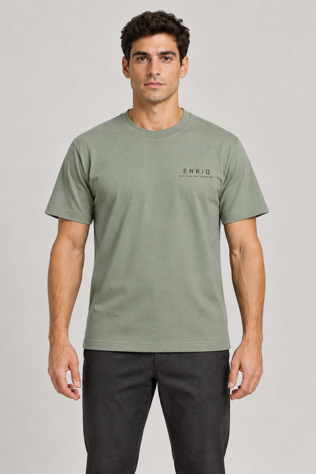 ENRIQ basic-fit T-shirt Eucalyptus – voorkant op model (AI-visualisatie)